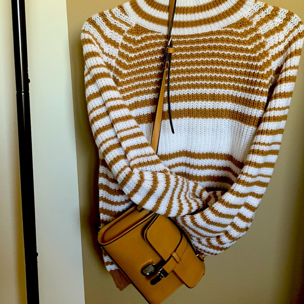 Women’s knit pullover sweater. Sleeves are flaired. Great color for Fall!😉